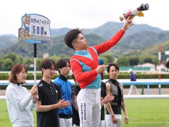 「全然面白くない」「ファンサービスだろ」西村淳也騎手の“記念品投げ入れ”に賛否…ファンが違和感を覚えた「本当の理由」
