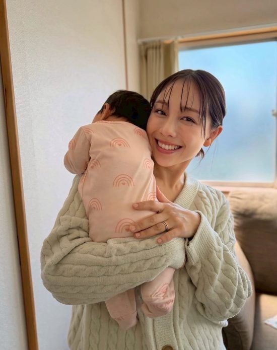 3人の我が子に囲まれる鈴木あきえ(39歳)。「精神的に追い込まれていた」時期を経て、育児と芸能活動を両立させるまで