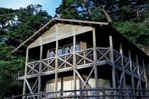 夏の山小屋でアルバイトをする44歳元会社員の生活。朝4時起床、ネット無しの環境で「3か月80万円」を丸々貯金