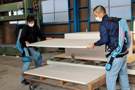 30kgの荷物が「わずか3kg」の負担に。80代も働く現場で普及する“電力不要”スーツの実力とは