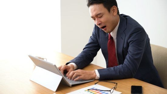 眠気を我慢できないビジネスマン