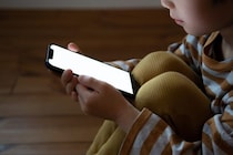 SNS「一律禁止」は子供をより危険な場所へ追いやる？山口真由が語るオーストラリアの失敗と親の責任
