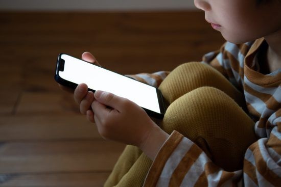 SNS「一律禁止」は子供をより危険な場所へ追いやる？山口真由が語るオーストラリアの失敗と親の責任