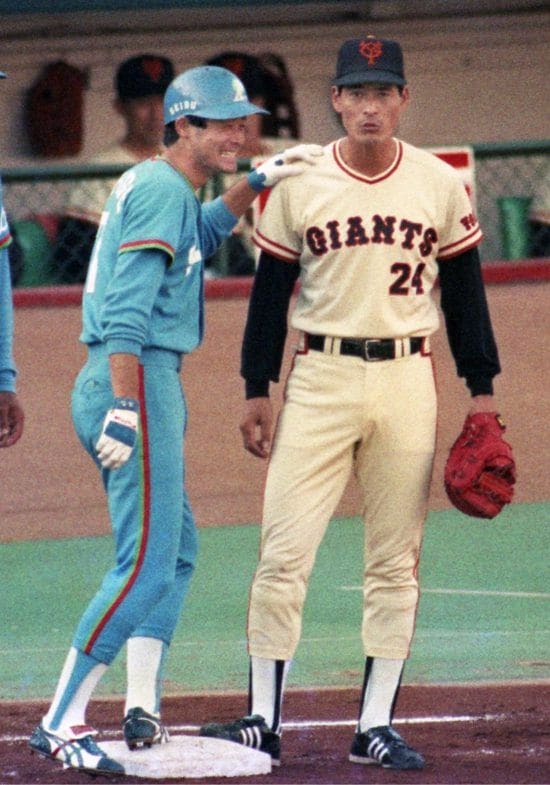 1987年の日本シリーズ第4戦にて。一塁上で中畑清氏と談笑する石毛氏