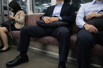 新幹線の座席に“大股開き”で座る男性…通路にはみ出した足を襲った“まさかの結末”「自業自得だな」