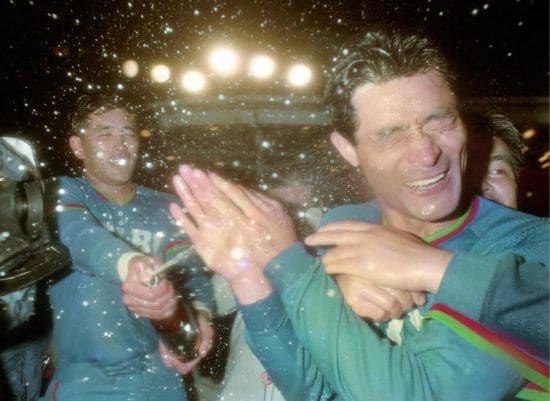 1992年の日本シリーズ祝勝会。清原氏からビールをかけられる石毛氏
