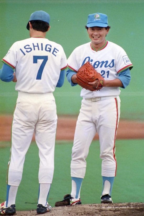 1987年の日本シリーズ。マウンド上で石毛氏と話す東尾氏