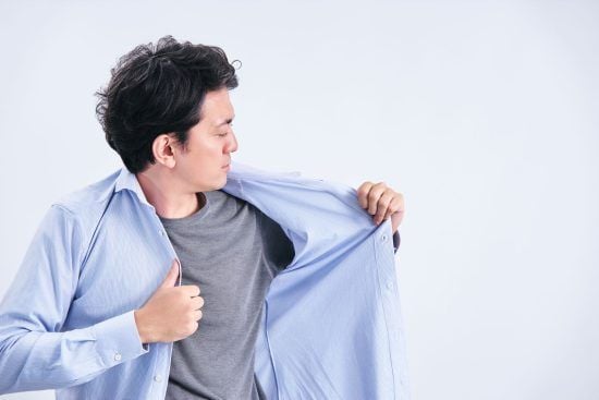 「実は見た目で損をしてる」ついやりがちな“NGファッション”3選。“いつもの黒スラックス”に要注意