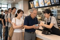 「スマホ決済できない！」高齢者がレジを占拠し大行列に…15分動かない高齢者を退かした“ある女性の行動”／“デジタル弱者”は思い込み？シニアのスマホ所有率を調べてみた
