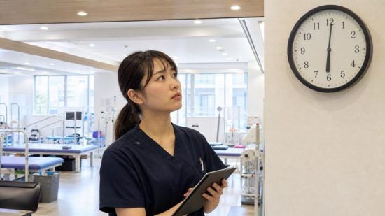 いつも閉院ギリギリに「お風呂に入ってから」来る女性患者にイライラ…“予想もしていなかった事情”に反省／内閣府調査で約4割が「世の中は自分本位」と回答した“余裕なき社会”のいま
