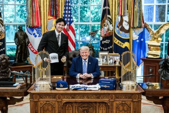 大谷翔平、トランプ大統領との「笑顔でツーショット」に波紋…批判が広がる背景にある“過剰な期待”