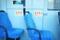 「バスの優先席に荷物を置く」外国人カップルに、怒鳴り散らす地元民。一触即発の車内を“鎮静化”させた意外な人物