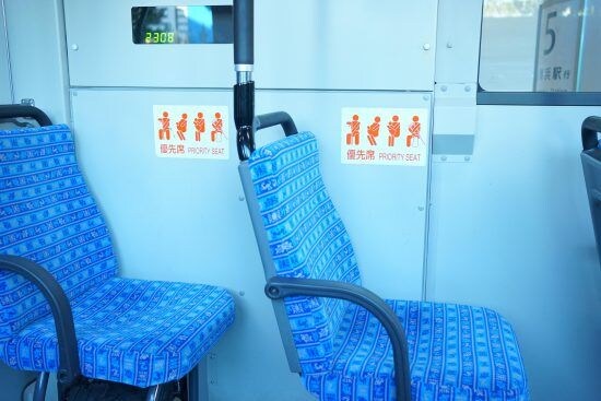 「バスの優先席に荷物を置く」外国人カップルに、怒鳴り散らす地元民。一触即発の車内を“鎮静化”させた意外な人物