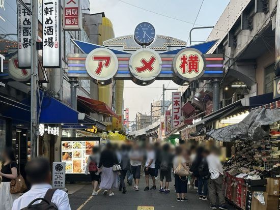 上野アメ横の“一斉摘発”から3ヵ月も…警告に従わない店舗が後を絶たず「路上営業がなくならない」理由【現地レポート】