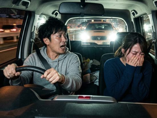 ドライブデート中に“あおり運転”されパニック状態…絶望寸前で現れた救世主に助けられるまで。「彼女も泣いていました」