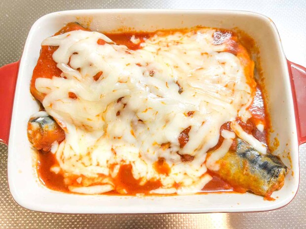【メンズレシピ】丸ごとサバのトマトチーズ焼き