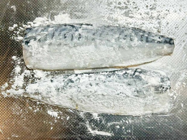 【メンズレシピ】丸ごとサバのトマトチーズ焼き