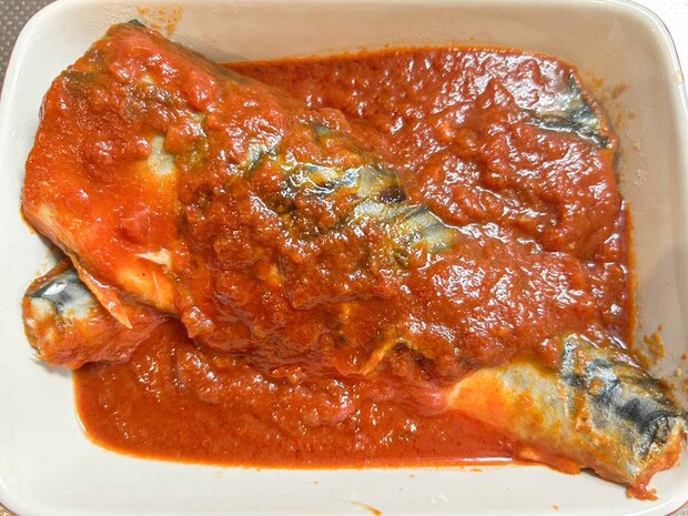 【メンズレシピ】丸ごとサバのトマトチーズ焼き