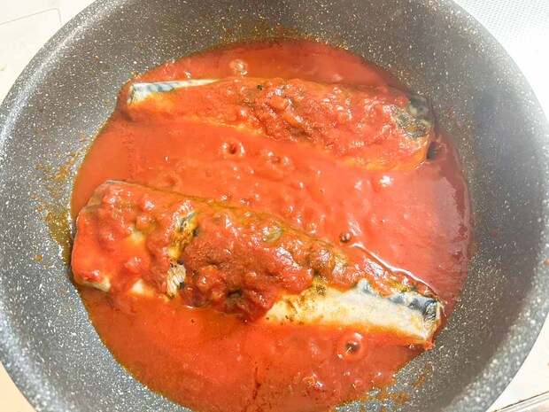 【メンズレシピ】丸ごとサバのトマトチーズ焼き