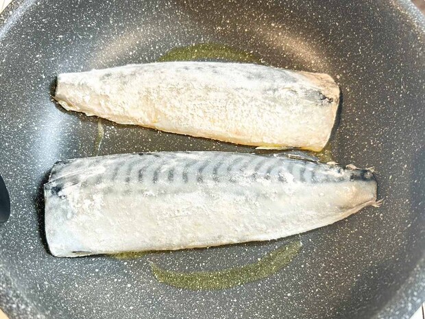 【メンズレシピ】丸ごとサバのトマトチーズ焼き