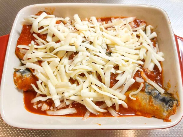 【メンズレシピ】丸ごとサバのトマトチーズ焼き