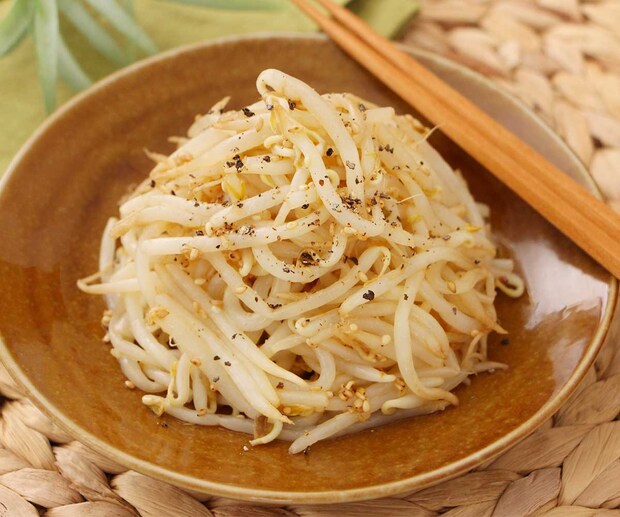 【晩酌がとまらん！】レンジでチンして混ぜるだけ！旨辛もやしがビール泥棒すぎる