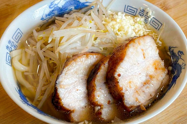 【中毒性抜群】ニンニクと煮豚が主役の「ガッツリ系うどん」おいおい最高かよ