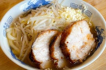 【中毒性抜群】ニンニクと煮豚が主役の「ガッツリ系うどん」おいおい最高かよ