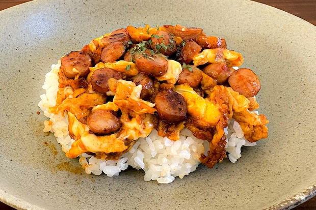 【メシが止まらない】ソーセージで丼。結局は、こういう料理が一番ウマイよな──。
