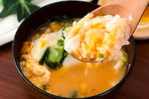 溺れるほどの“つゆだく”黄金色の海を飲み干す喜び。このTKGは飲み物か───。