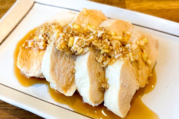 悪いこと言わないからビールを買って。ニンニク＆ラー油に溺れる「禁断の鶏むね肉」