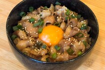 「もう反則だ！」弾ける脂と甘辛ダレ。この卵黄を前に俺の理性に勝ち目はない──。