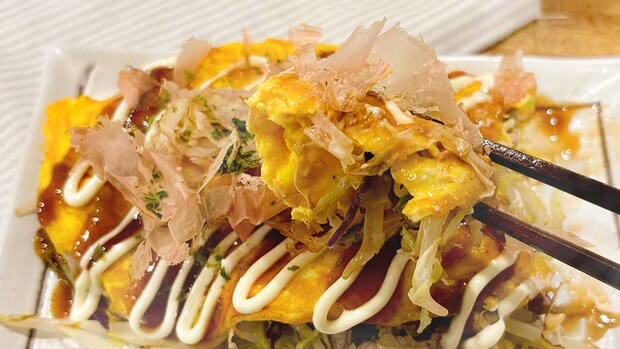 サッと簡単「とんぺい焼き」チーズが香り、卵とろり。ハイボールが止まらない──。