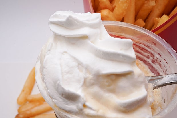 マクドナルド「ポムポムプリンのクリーミープリンフラッペ」