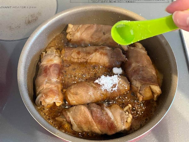 タサン志麻さん「肉巻き(豚薄切り肉&厚揚げ&きのこ)」