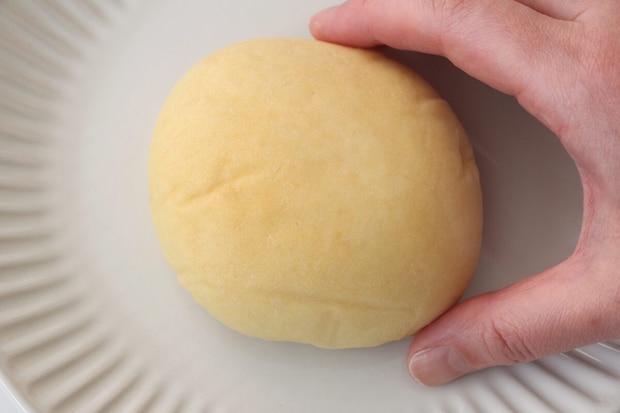 ローソン「クリームたっぷり！ふわもち冷やしクリームパン ダブルカスタード」