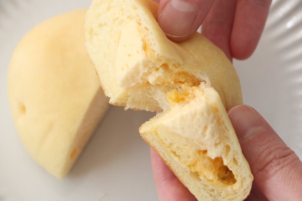 ローソン「クリームたっぷり！ふわもち冷やしクリームパン ダブルカスタード」