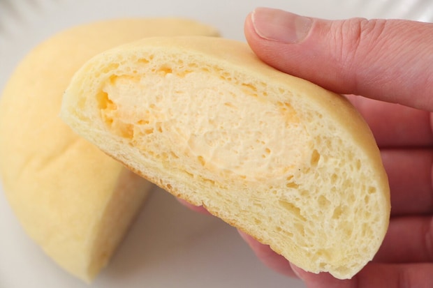 ローソン「クリームたっぷり！ふわもち冷やしクリームパン ダブルカスタード」