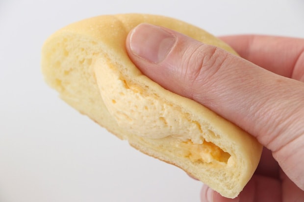 ローソン「クリームたっぷり！ふわもち冷やしクリームパン ダブルカスタード」