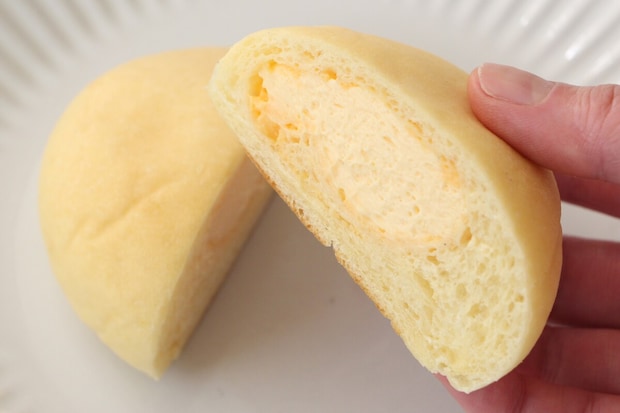 ローソン「クリームたっぷり！ふわもち冷やしクリームパン ダブルカスタード」