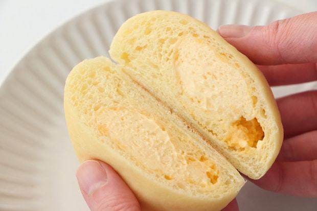 ローソン「クリームたっぷり！ふわもち冷やしクリームパン ダブルカスタード」