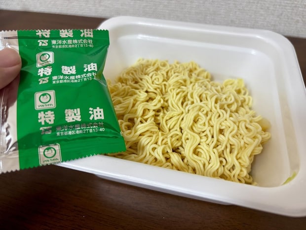 セブンイレブン「7P 1分湯戻し 大盛ソース焼そば」