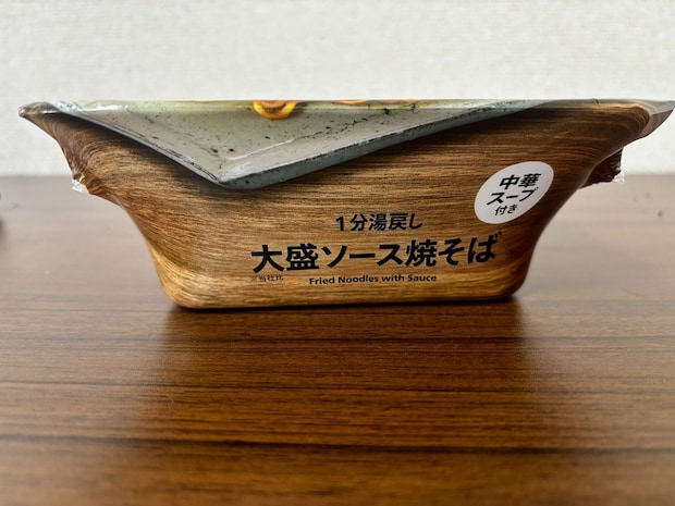 セブンイレブン「7P 1分湯戻し 大盛ソース焼そば」