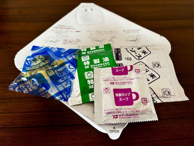 セブンイレブン「7P 1分湯戻し 大盛ソース焼そば」
