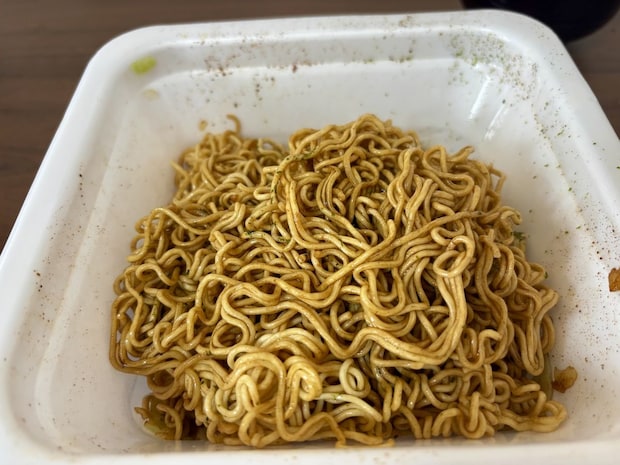 セブンイレブン「7P 1分湯戻し 大盛ソース焼そば」