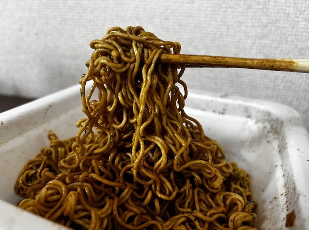 セブンイレブン「7P 1分湯戻し 大盛ソース焼そば」