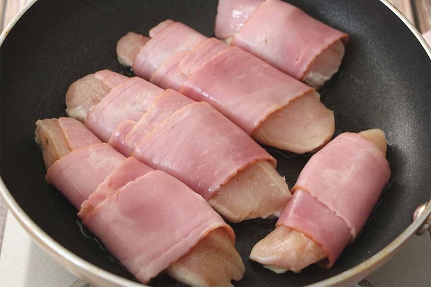 タサン志麻さん「鶏胸肉のベーコン巻き プチトマトのソース」