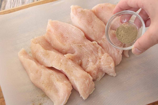 タサン志麻さん「鶏胸肉のベーコン巻き プチトマトのソース」
