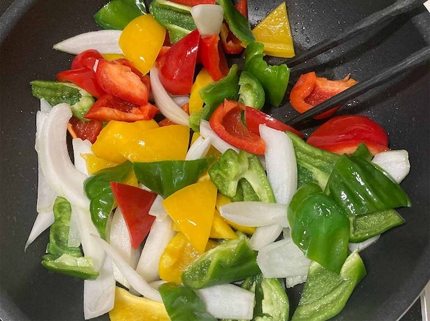 タサン志麻さん「豚肉とカラフル野菜のレモンじょうゆ炒め」