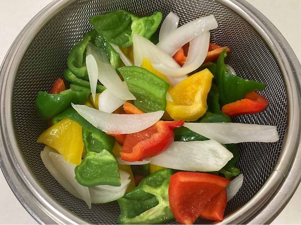 タサン志麻さん「豚肉とカラフル野菜のレモンじょうゆ炒め」